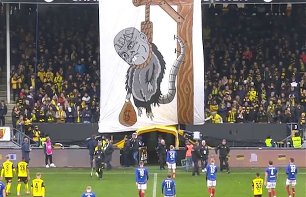 Scenografie macabră în derby: l-au „spânzurat” pe antrenorul care a trecut la marea rivală!