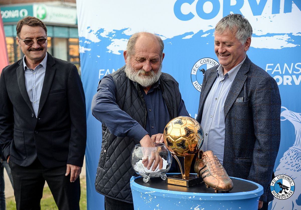 Corvinul Hunedoara și-a prezentat noul echipament și magazinul oficial