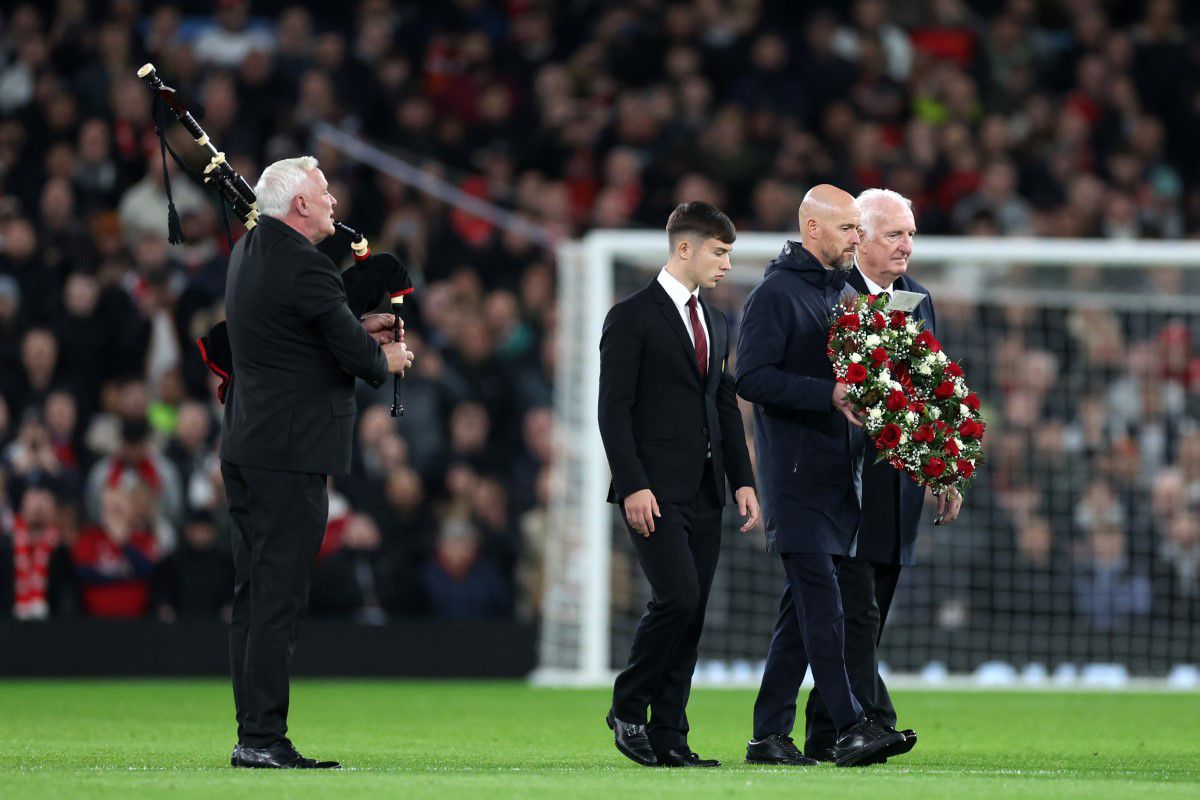 Momente emoționante în Champions League » Manchester United l-a omagiat pe Sir Bobby Charlton
