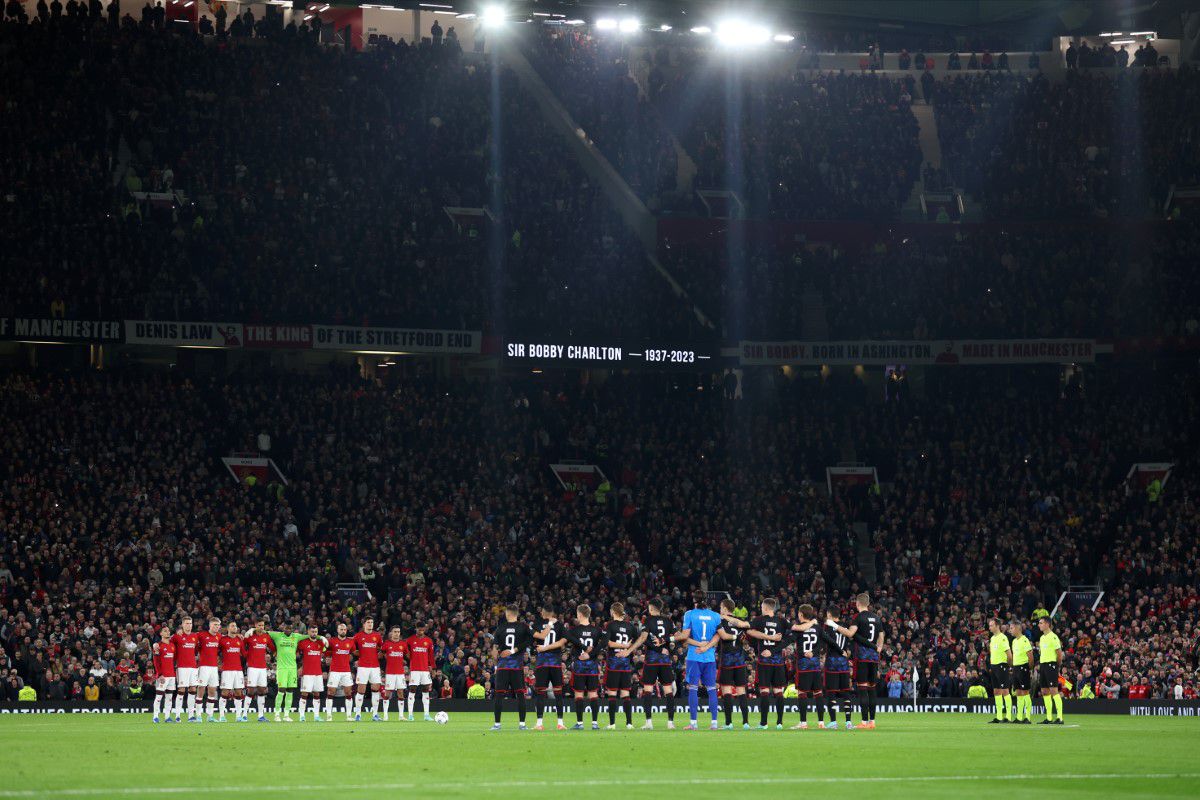 Momente emoționante în Champions League » Manchester United l-a omagiat pe Sir Bobby Charlton