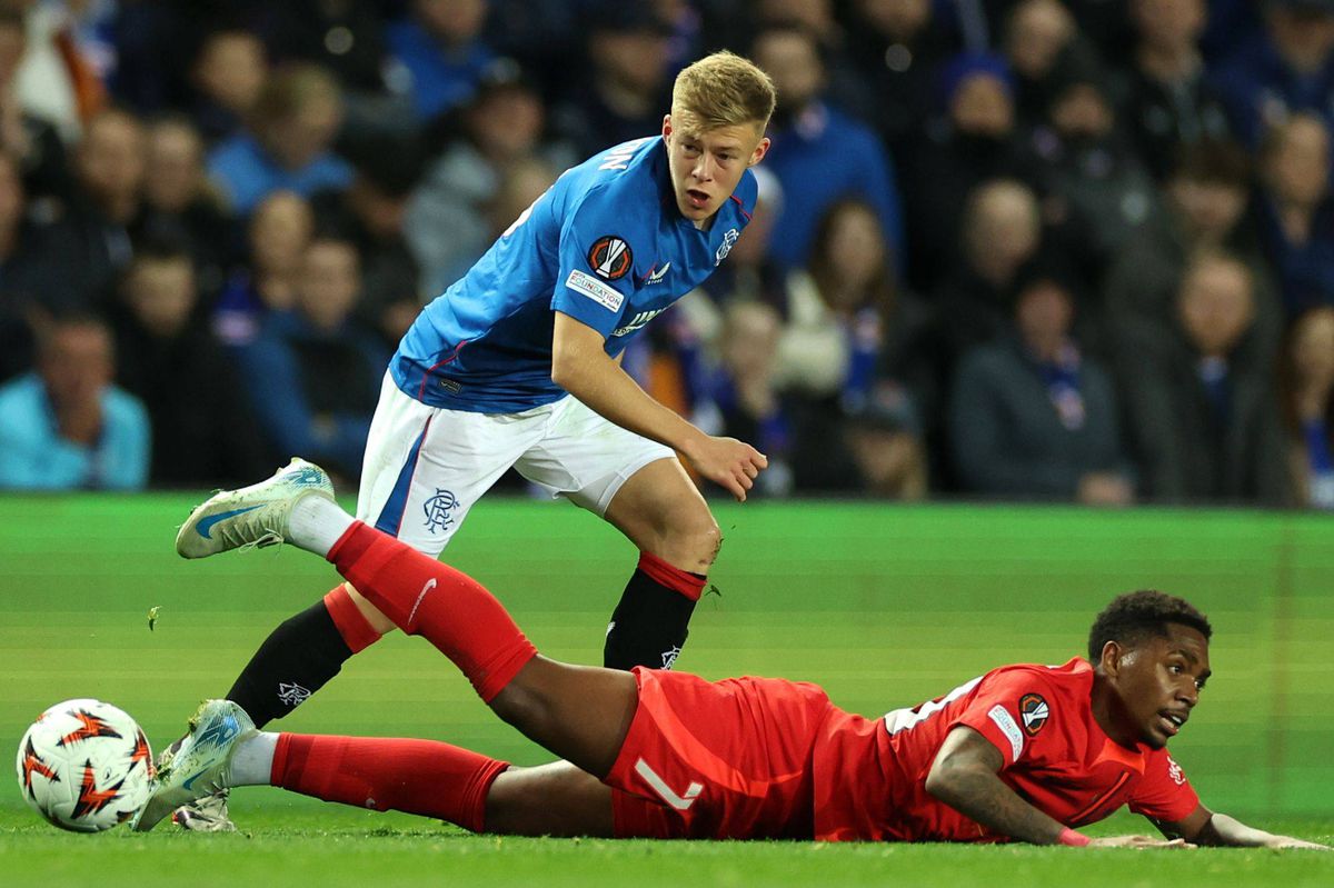 „Băieții, fără eșarfe nu vă luați bilete!” » Suporterii FCSB ar fi fost obligați de Mustață să-și cumpere eșarfe pentru a intra la meciul cu Rangers