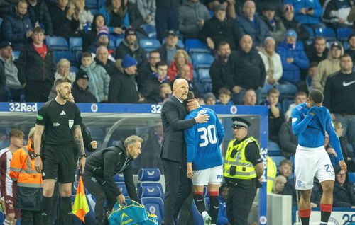 Managerul Philippe Clement îl consolează pe Ianis după eliminarea suferită în meciul cu St. Johnstone / Foto: Imago