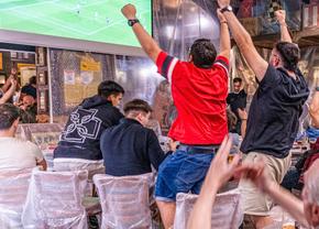 Au înfoliat tot barul la Barcelona - Bayern Munchen » Motivul? „Fanii aruncă cu telefoanele mobile”