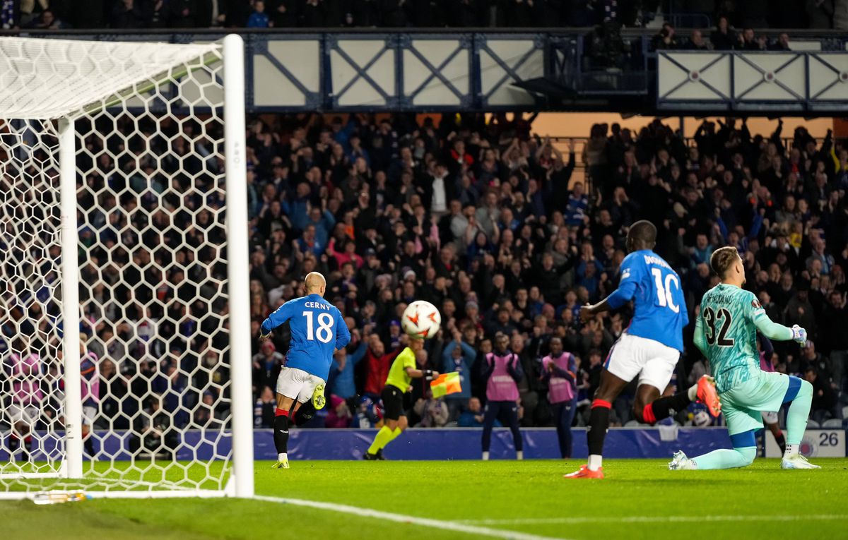 „Băieții, fără eșarfe nu vă luați bilete!” » Suporterii FCSB ar fi fost obligați de Mustață să-și cumpere eșarfe pentru a intra la meciul cu Rangers