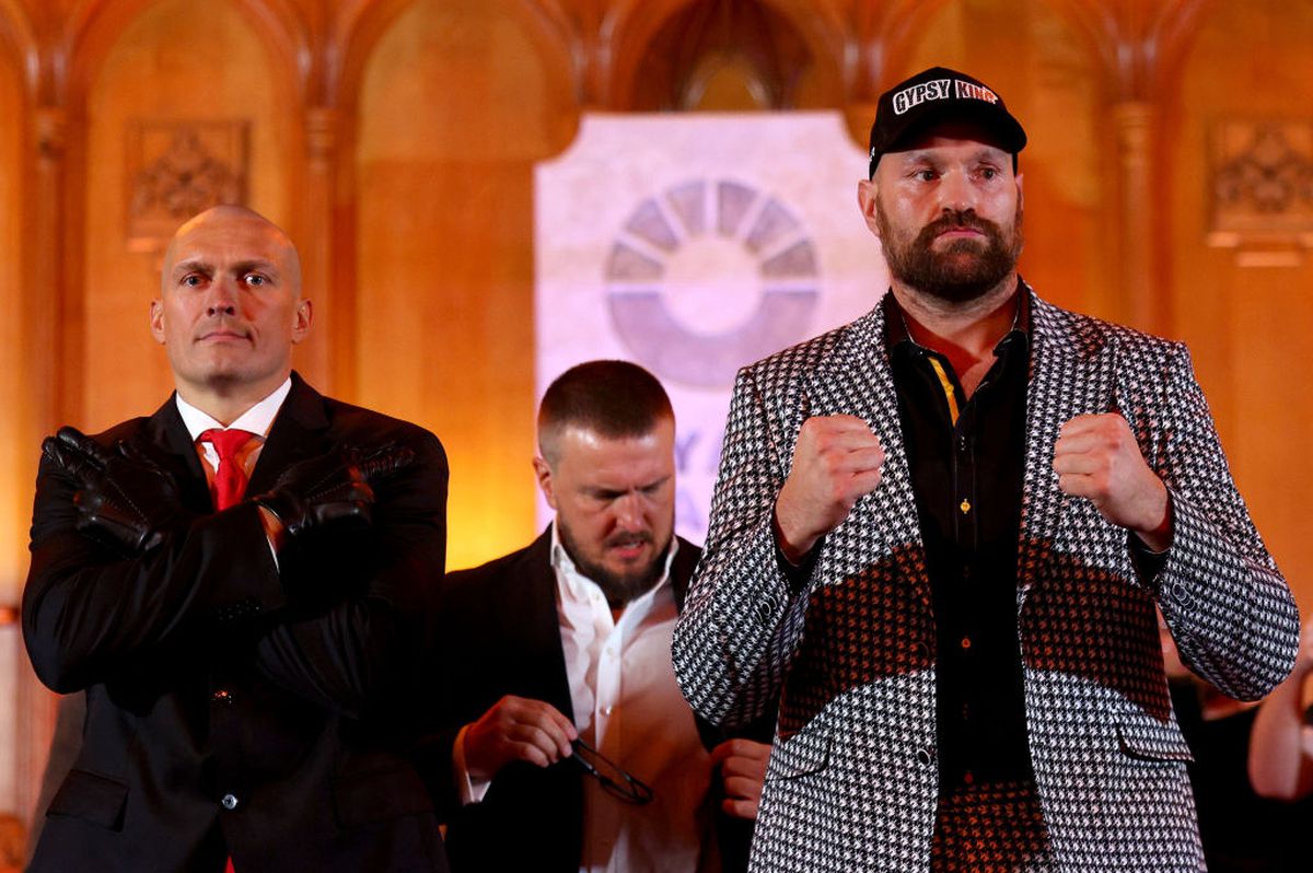 Moment genial în conferința lui Usyk și Fury: a venit deghizat în „Agentul 47” și a avut o surpriză în servietă