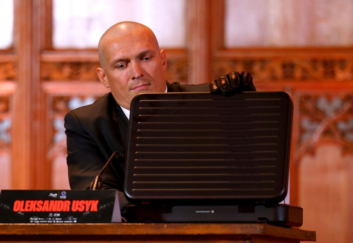 Absolut genial! Usyk a venit deghizat în „Agent 47”, s-a dus în fața lui Fury și a scos un „cadou” misterios din valiză » Cei doi sunt gata de revanșa anului în box