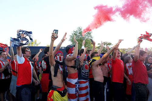 Suporterii lui Atletico Madrid, înaintea derby-ului cu Real // foto: Guliver/gettyimages