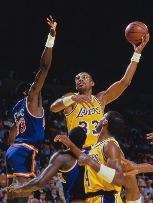 Kareem Abdul-Jabbar (LA Lakers, cu mingea), într-un meci din 1988 cu New York Knicks Foto: Guliver / Getty Images