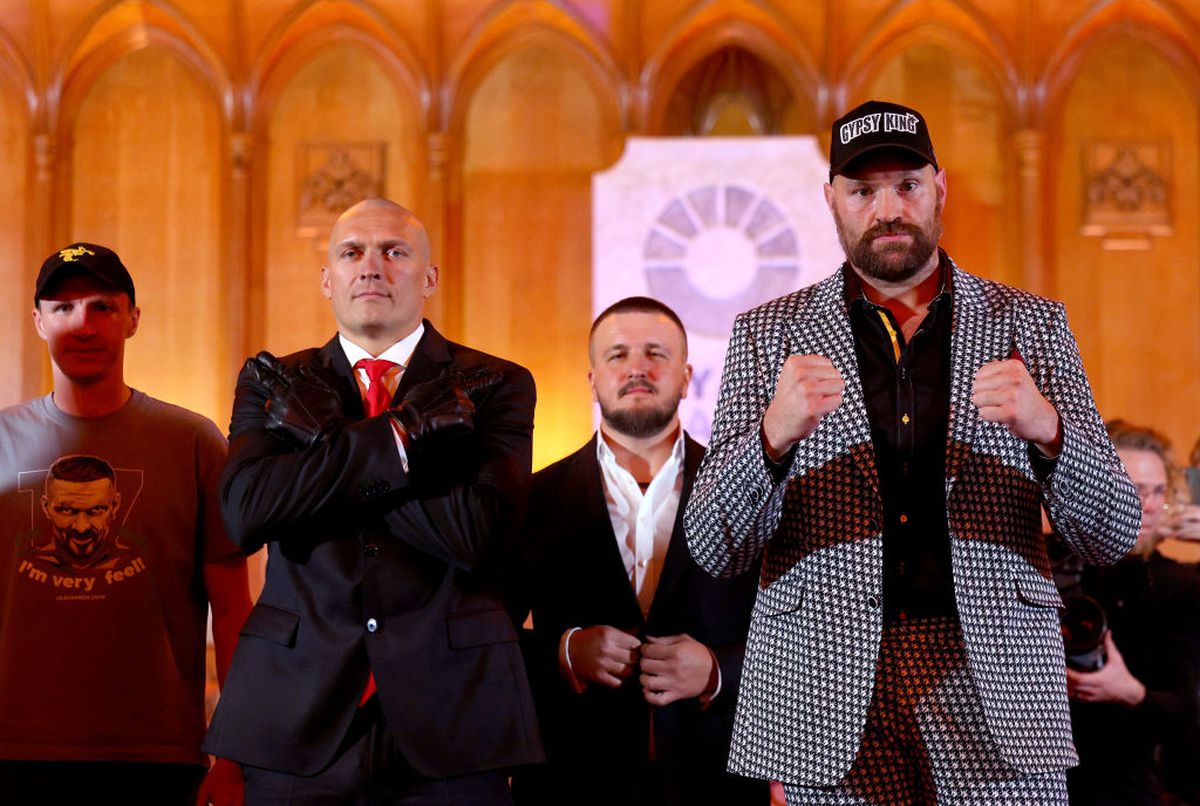 Moment genial în conferința lui Usyk și Fury: a venit deghizat în „Agentul 47” și a avut o surpriză în servietă