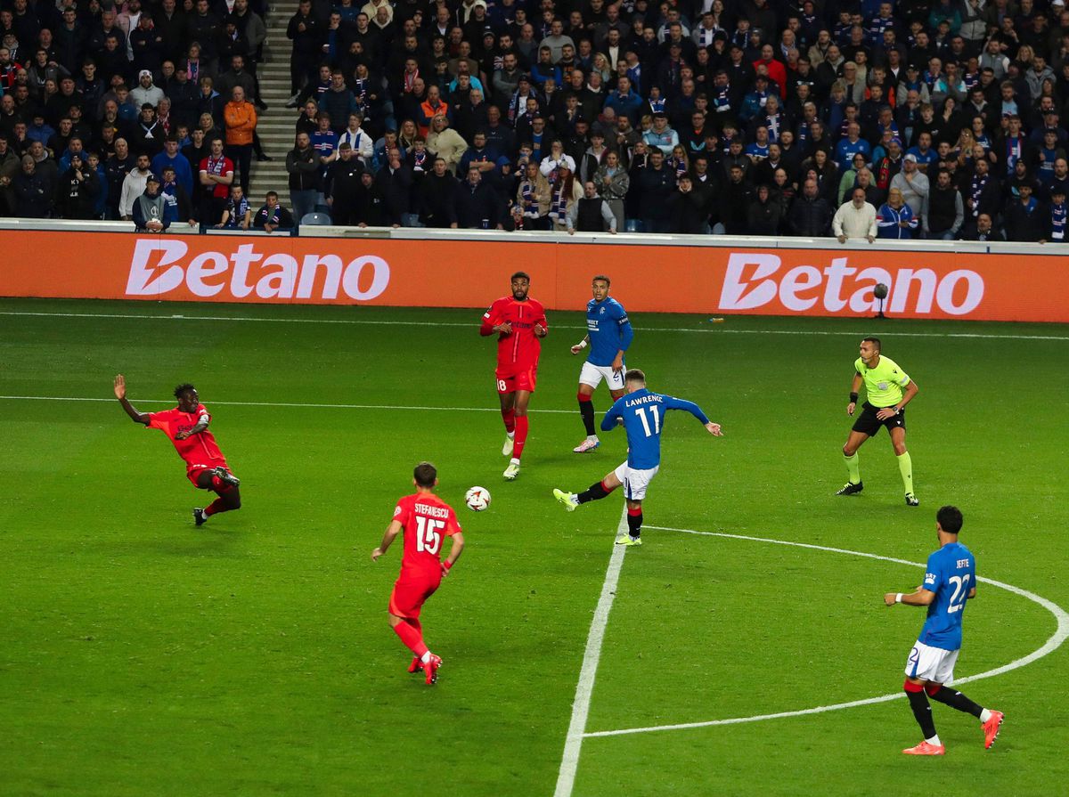 „Băieții, fără eșarfe nu vă luați bilete!” » Suporterii FCSB ar fi fost obligați de Mustață să-și cumpere eșarfe pentru a intra la meciul cu Rangers