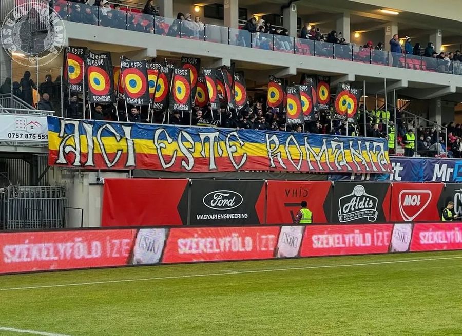 Suporterii Petrolului la Miercurea Ciuc / Foto: Instagram @casualromania Meciul s-a întrerupt pentru scurt timp la Miercurea Ciuc din cauza scandărilor xenofobe » Ce a spus Paul Papp, fotbalistul care a intervenit