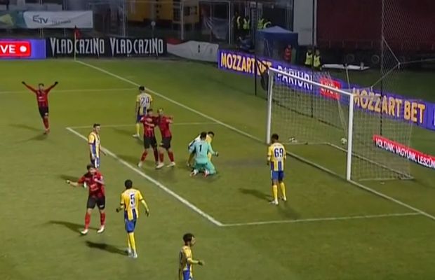 Gafă monumentală în deschiderea etapei 14 din Superliga » A scăpat mingea din mâini și a fost schimbat la pauză