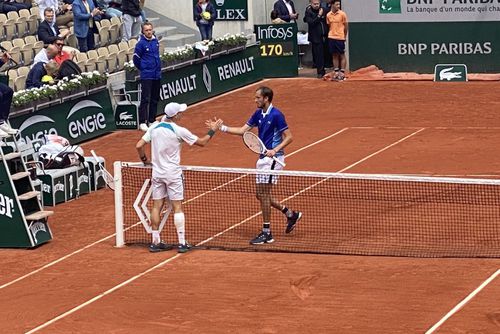 Facundo Bagnis (în alb) și Daniil Medvedev (în albastru) / Foto: X