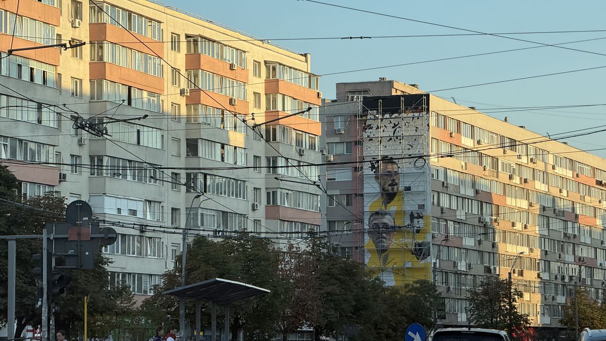 Eroii sportului românesc prind viață pe ziduri: Nicolae Stanciu, Radu Drăgușin și Nadia Comăneci, în picturi murale spectaculoase