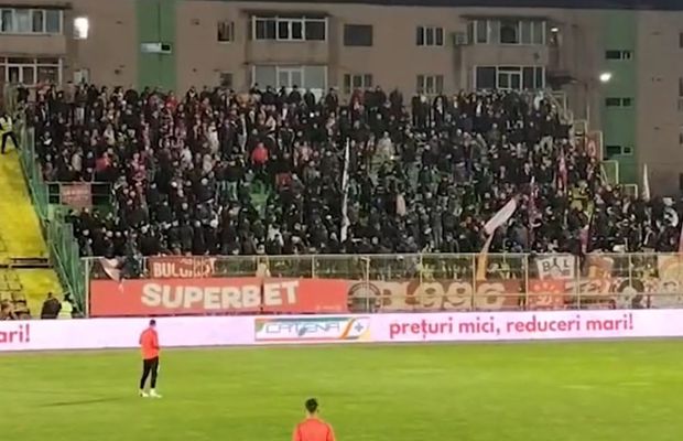 Bătaie între dinamoviști la Mioveni » De ce au intrat jandarmii în sectorul oaspeților