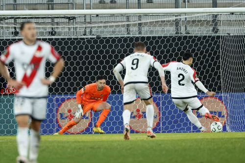 Andrei Rațiu înscrie din penalty, în prelungiri, golul de 2-2 al lui Rayo în meciul cu suedezii de la Hacken / Foto: Imago