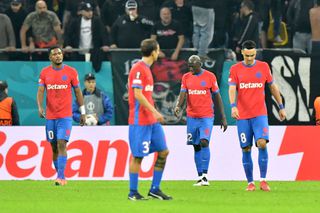 Fostul fundaș al Stelei a dat de pământ cu Adrian Șut: „Inexistent! Parcă gâfâia, neinspirat și lent”