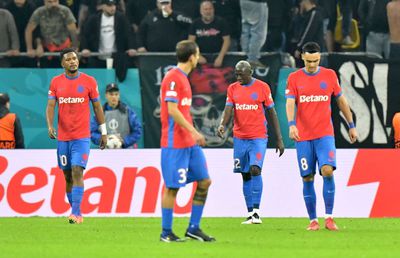 Fostul fundaș al Stelei a dat de pământ cu Adrian Șut: „Inexistent! Parcă gâfâia, neinspirat și lent”