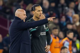 Momentul important care a schimbat atmosfera în vestiarul lui Liverpool » Întâlnire fără Arne Slot