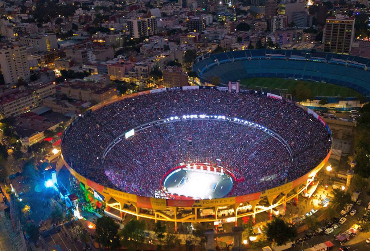 ROGER FEDERER - ALEXANDER ZVEREV // VIDEO + FOTO Federer și Zverev au stabilit un record de audiență! Meci cu peste  42.000 de fani în tribună în Mexic