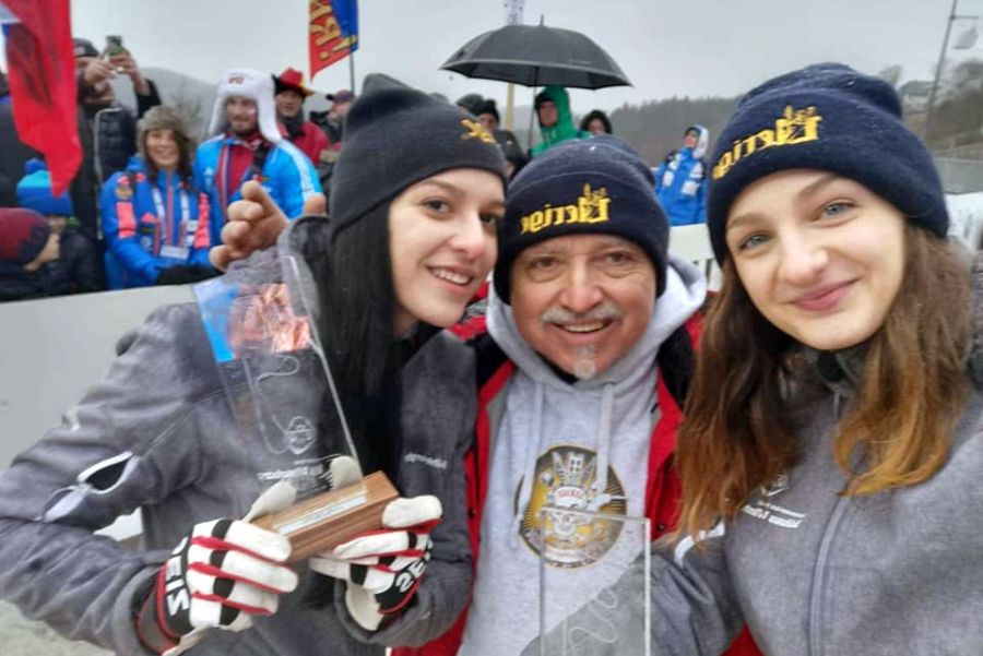 Ioana Gheorghe (în stânga), alături de antrenorul Paul Neagu și de o altă colegă Ioana Gheorghe (în stânga), alături de antrenorul Paul Neagu și de o altă colegă