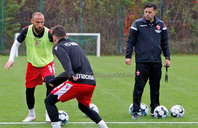 Scene incredibile la antrenamentul de azi al lui Dinamo » Contra: „Bă, ce facem, mă?” + „câinii” riscă să piardă în Cupă la „masa verde”