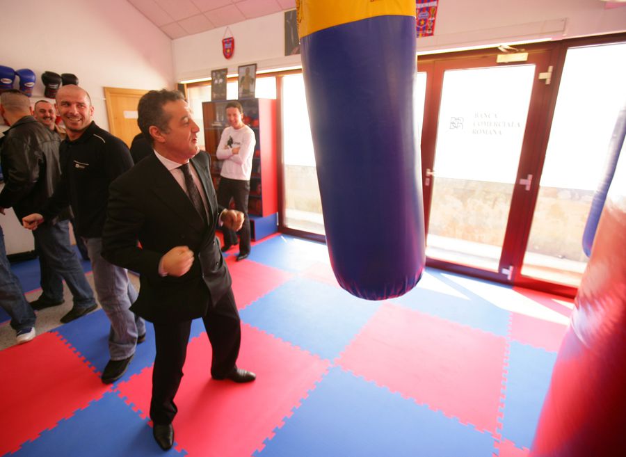Becali, la sac. Zmărăndescu îl urmărește Becali, la sac. Zmărăndescu îl urmărește
