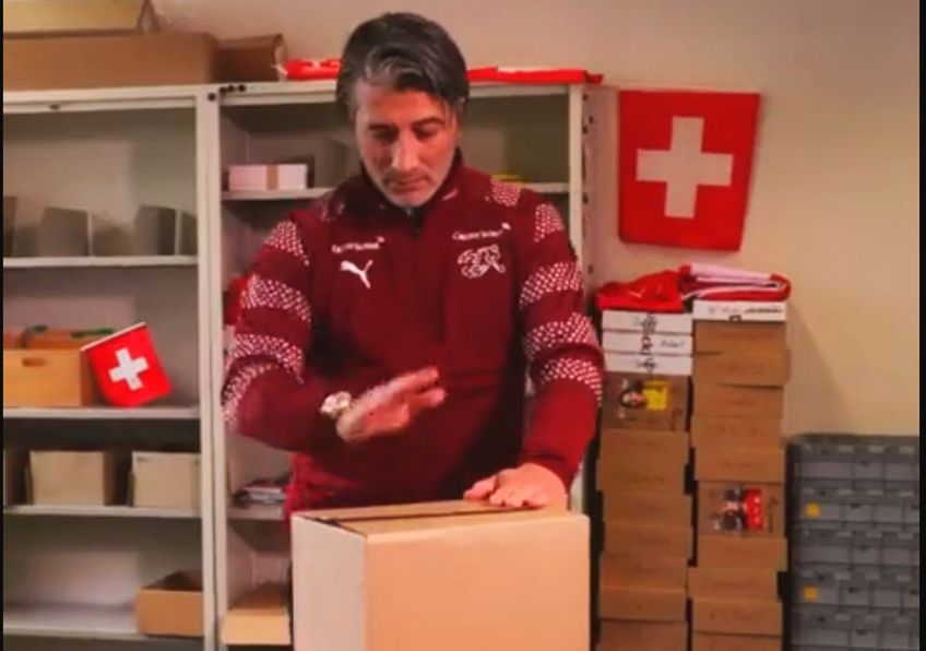 Murat Yakin (47 de ani), selecționerul Elveției, a împachetat personal 9.3 kilograme de ciocolată și le-a trimis cadou în Irlanda de Nord, în semn de mulțumire pentru ajutorul  oferit în campania pentru calificarea la Campionatul Mondial.