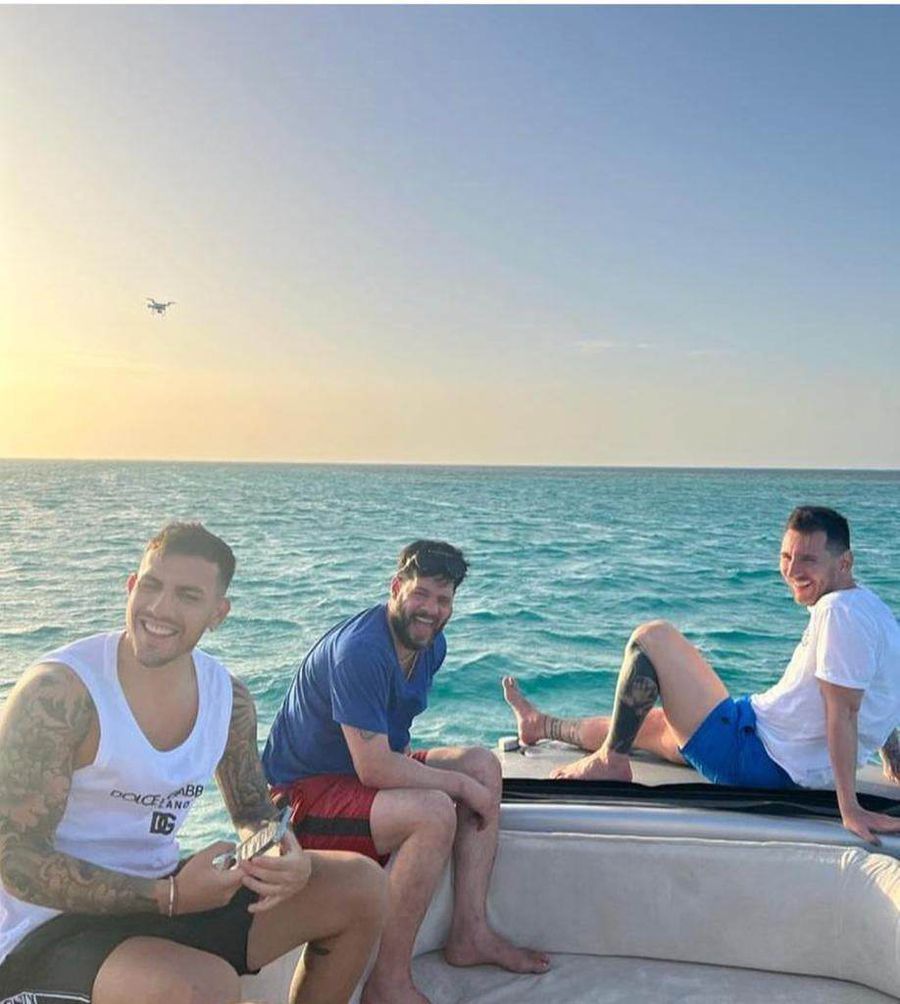 Lionel Messi, pe barcă „Messi s-a vândut diavolului” » Investigație EXPLOZIVĂ: zeci de milioane pentru „spălarea” unui șeic acuzat de asasinate și dispariții! Cristiano a zis NU