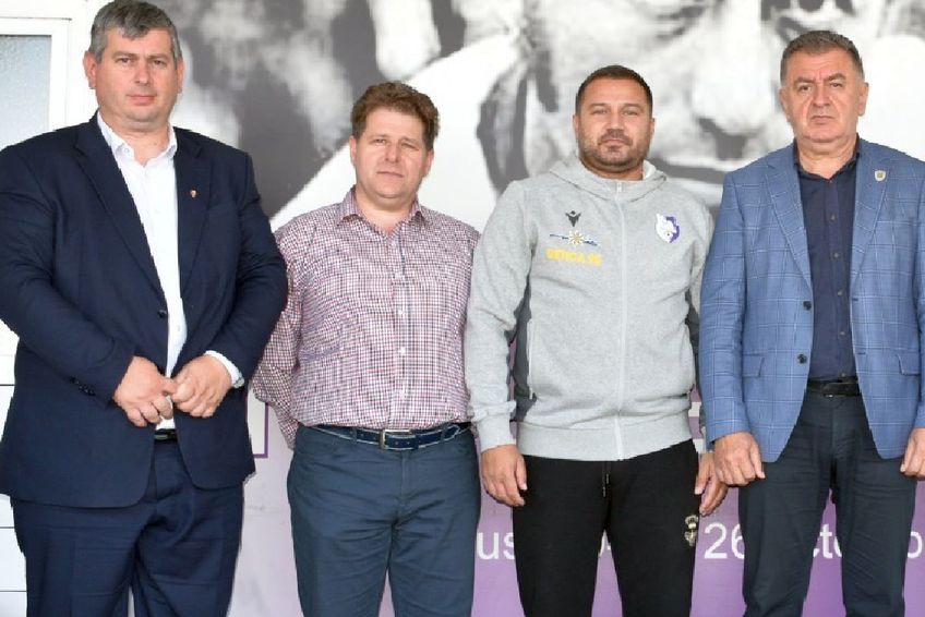 Mihai Foamete, în stânga, la prezentarea lui Marius Croitoru / Sursă foto: Facebook@ Fotbal Club Argeș Pitești