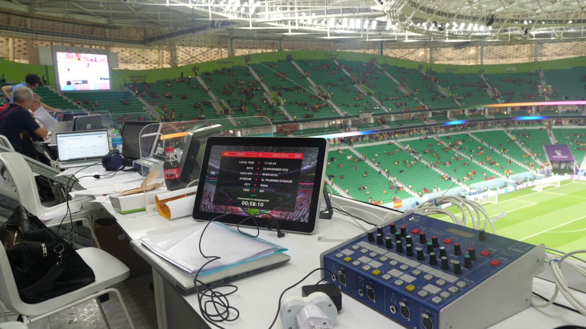 Ce l-a impresionat și ce l-a șocat la Mondial pe Emil Hossu-Longin: „Merită toți banii!” » Reportaj GSP pe stadion, la postul lui de comentator TVR