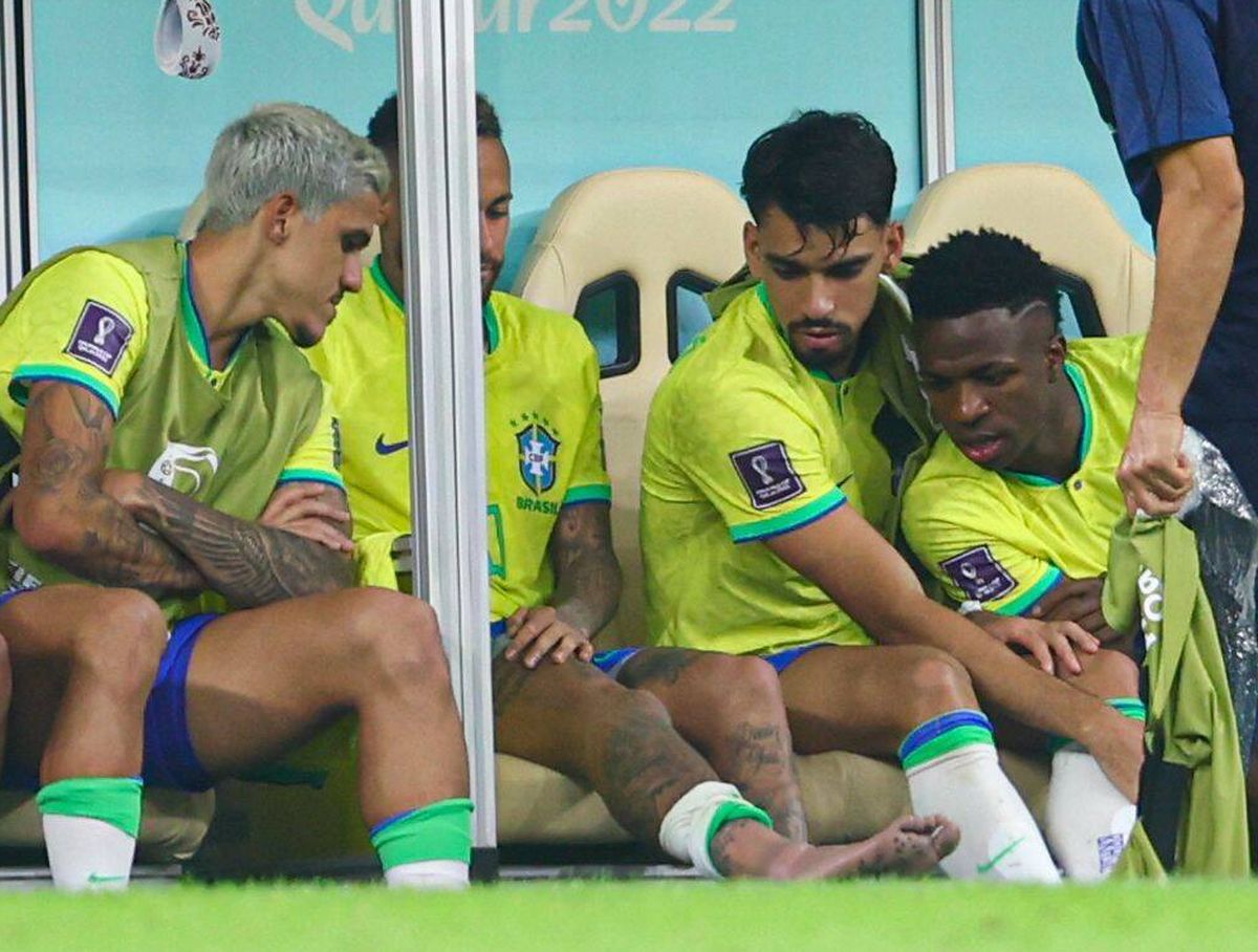 Brazilia e în alertă: Neymar, în lacrimi pe bancă! A părăsit terenul și a acuzat dureri, după ce a fost „vânat” de sârbi + prima reacție a doctorului