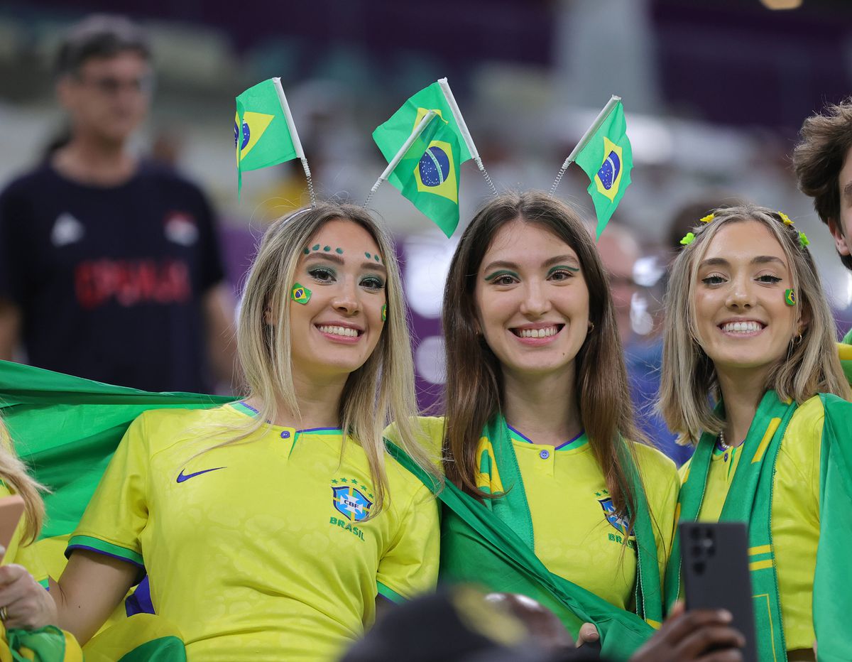 Duelul frumuseților din Qatar » Fanele Braziliei și Serbiei s-au înfruntat pe Lusail