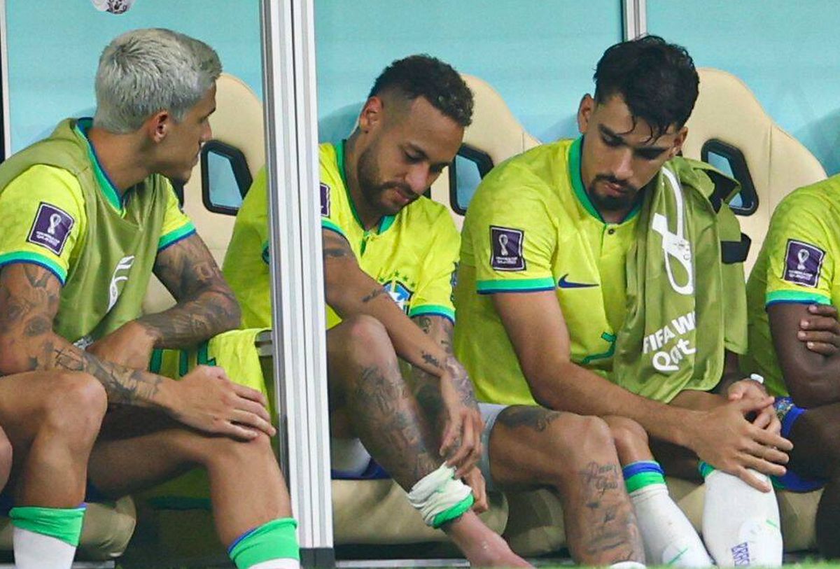 Brazilia e în alertă: Neymar, în lacrimi pe bancă! A părăsit terenul și a acuzat dureri, după ce a fost „vânat” de sârbi