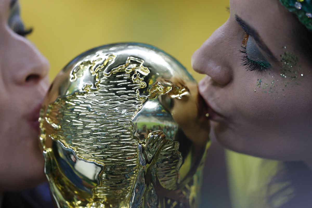 Duelul frumuseților din Qatar » Fanele Braziliei și Serbiei s-au înfruntat pe Lusail