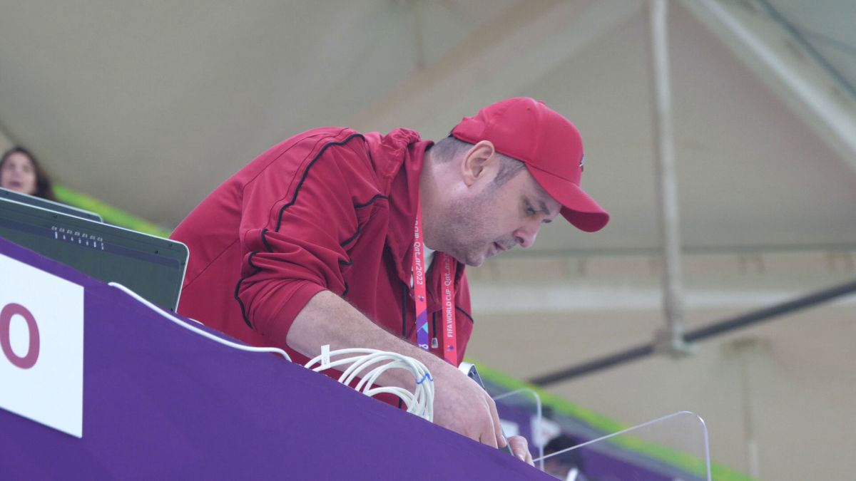 Ce l-a impresionat și ce l-a șocat la Mondial pe Emil Hossu-Longin: „Merită toți banii!” » Reportaj GSP pe stadion, la postul lui de comentator TVR