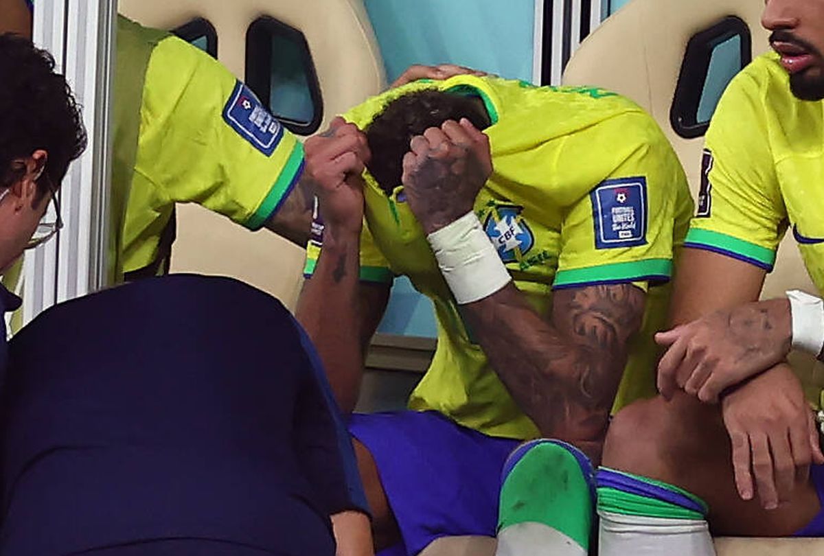 Brazilia e în alertă: Neymar, în lacrimi pe bancă! A părăsit terenul și a acuzat dureri, după ce a fost „vânat” de sârbi + prima reacție a doctorului