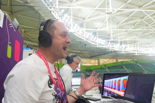 GSP a stat de vorbă la Doha, la meciul Spania - Costa Rica, scor 7-0, cu cel care a comentat pentru postul public partida. Întâlnirea cu Emil Hossu Longin a avut loc chiar la locul acestuia de comentariu, plin de monitoare și foi cu documentare.