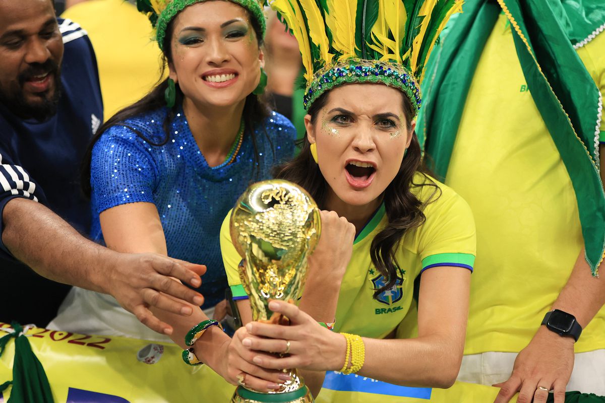 Duelul frumuseților din Qatar » Fanele Braziliei și Serbiei s-au înfruntat pe Lusail