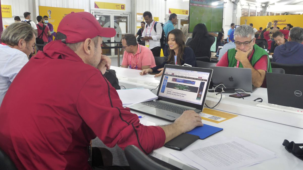 Ce l-a impresionat și ce l-a șocat la Mondial pe Emil Hossu-Longin: „Merită toți banii!” » Reportaj GSP pe stadion, la postul lui de comentator TVR