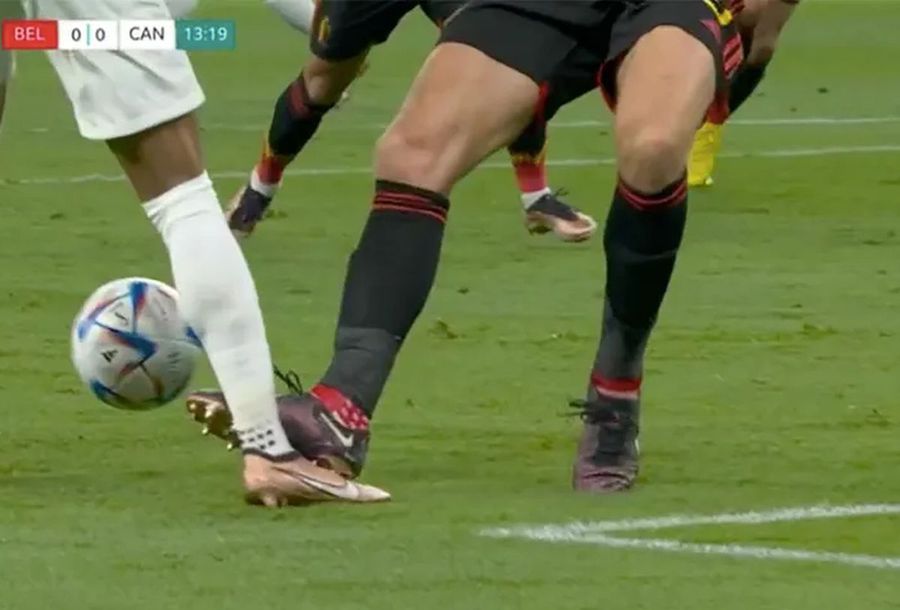 Vertonghen l-a călcat pe Buchanan, după ce atinsese mingea // sursă foto: goal.com Arbitrul suspendat pentru corupție i-a șocat pe Fabregas și Bernardeschi, cu prestația de la Mondial: „Nu e posibil așa ceva! O nedreptate”
