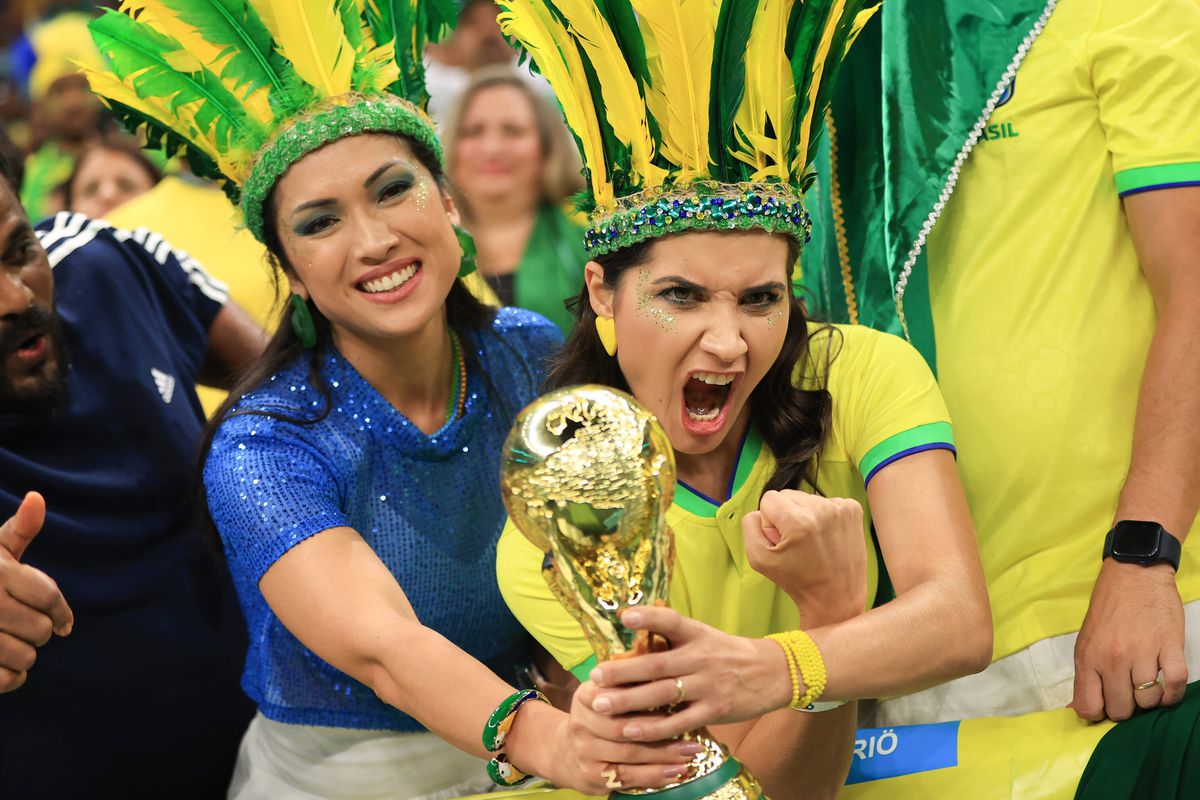 Duelul frumuseților din Qatar » Fanele Braziliei și Serbiei s-au înfruntat pe Lusail