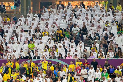 Fanii prezenți la Campionatul Mondial din Qatar nu mai au voie să poarte haine tradiționale arăbești în barurile în care se servesc băuturi alcoolice/ foto Imago Images