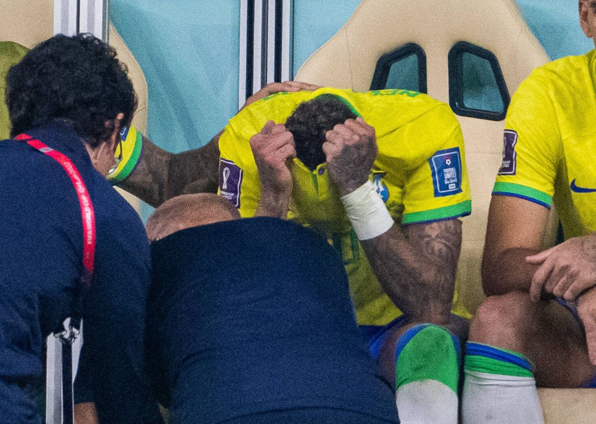 Brazilia e în alertă: Neymar, în lacrimi pe bancă! A părăsit terenul și a acuzat dureri, după ce a fost „vânat” de sârbi + prima reacție a doctorului
