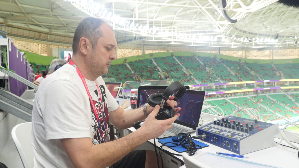 Ce l-a impresionat și ce l-a șocat la Mondial pe Emil Hossu-Longin: „Merită toți banii!” » Reportaj GSP pe stadion, la postul lui de comentator TVR