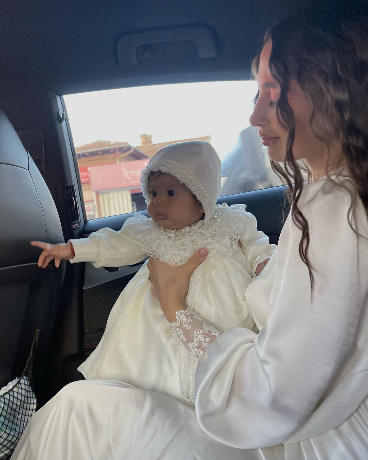 Petrecere în vremea Mondialului: Florinel Coman și Ioana și-au botezat fetița cu nume „pur” » Denis și Vanessa Drăguș au fost nași