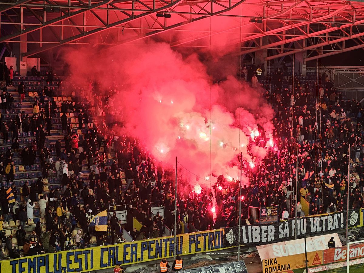 Galeria lui Dinamo la meciul cu Petrolul