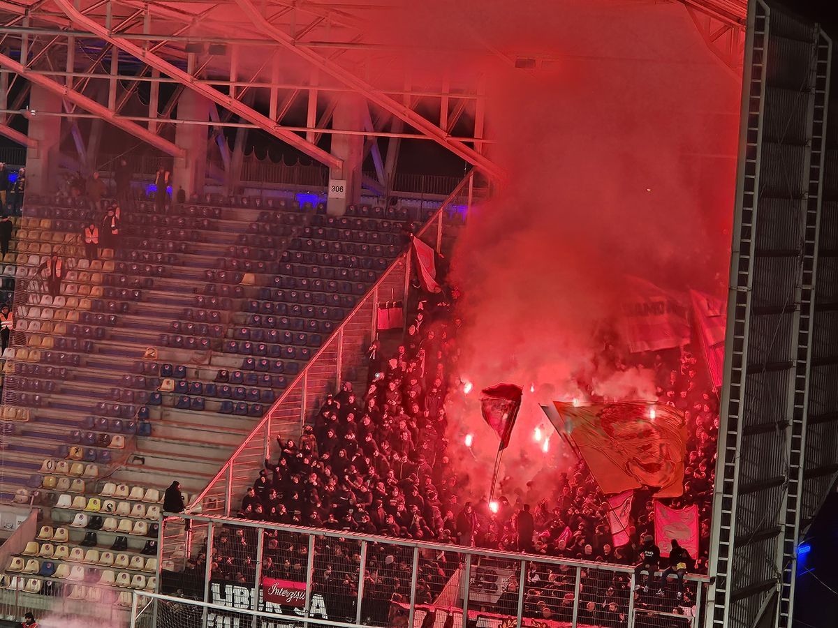 Galeria lui Dinamo la meciul cu Petrolul