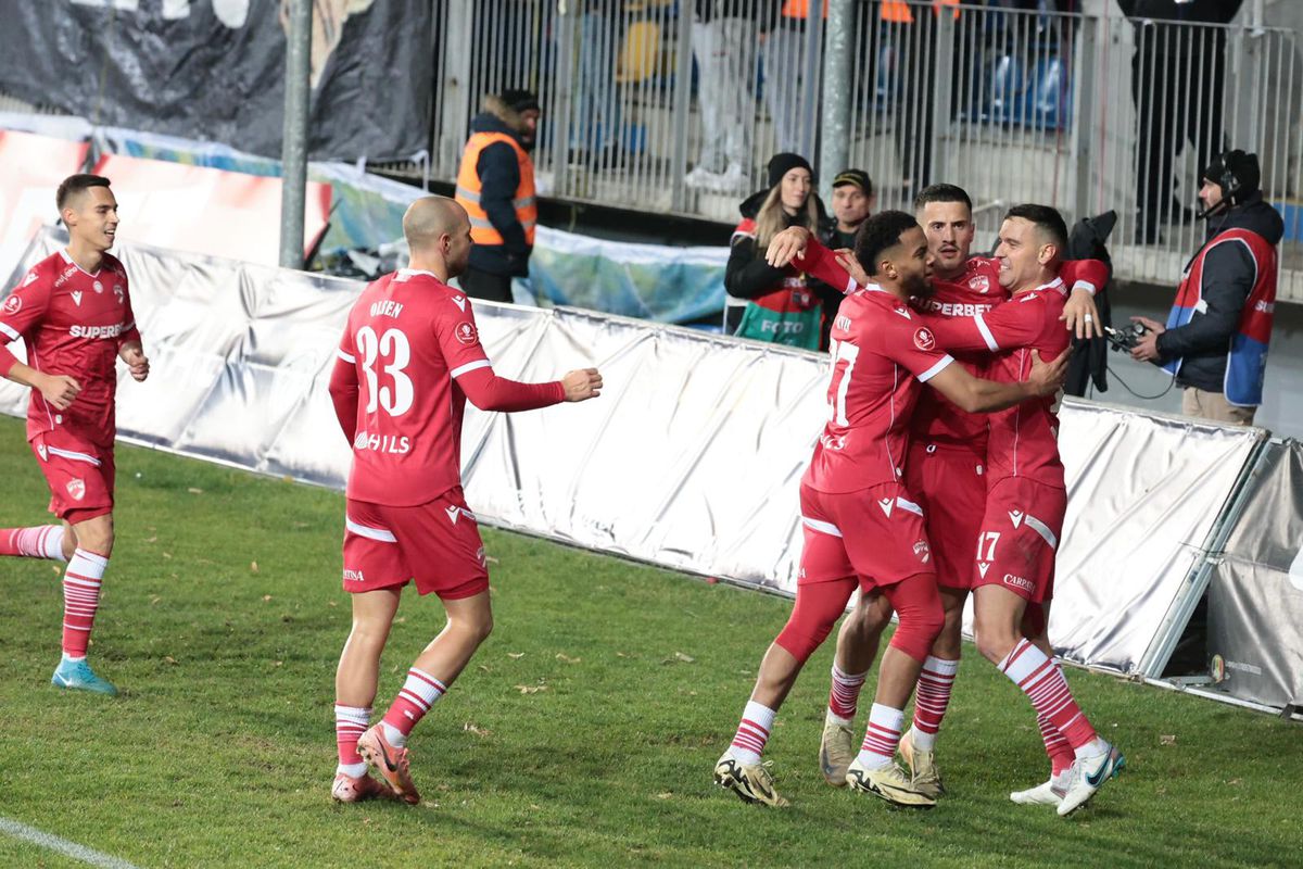 Suporterii Petrolului și ai lui Dinamo s-au întrecut în scenografii » Jandarmii au urcat în tribune!