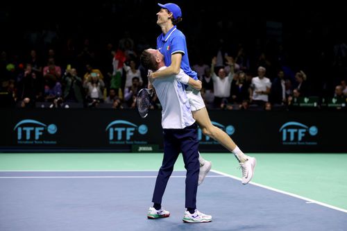 Jannik Sinner și căpitanul Filippo Volandri după victoria Italiei în Cupa Davis Foto: Guliver/GettyImages